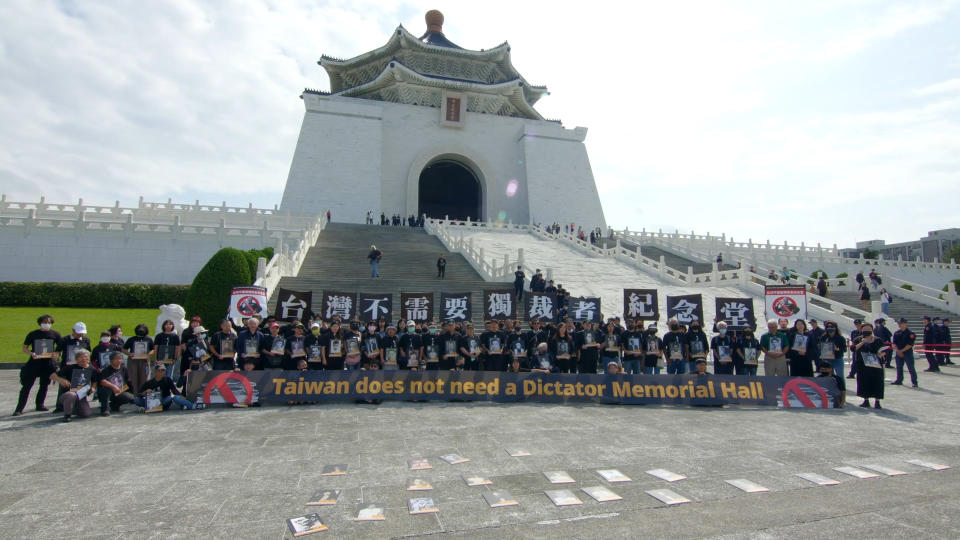 台灣共生青年協會更在中正紀念堂前，主張「不需要獨裁者紀念堂」。（圖／李惠仁電影工作室）