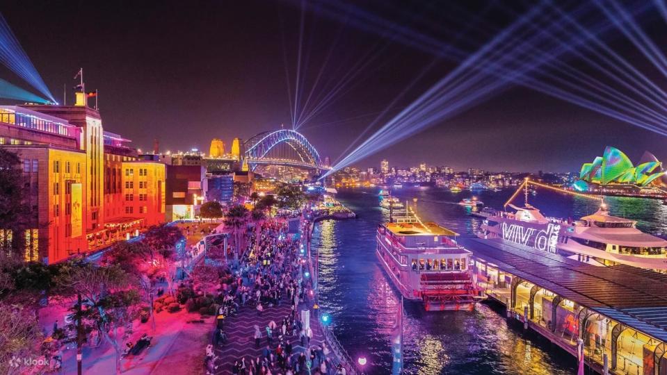 Vivid Dinner Cruise on a Glass Boat in Sydney. (Photo: Klook SG)