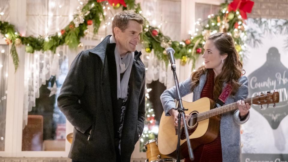 Stephen Huszar, Laura Osnes, A Homecoming for the Holidays, 2019