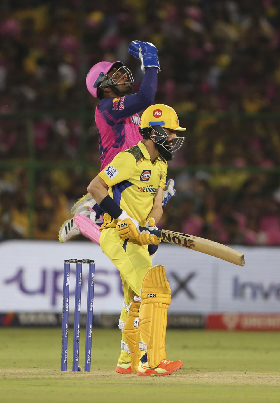 Sanju Samson of Rajasthan Royals take a catch to dismiss Moeen Ali of Chennai Super Kings during the Indian Premier League cricket match between Rajasthan Royals and Chennai Super Kings in Jaipur, India, Thursday, April 27, 2023. (AP Photo/Surjeet Yadav)