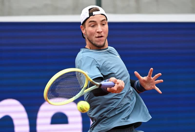 Der deutsche Tennisspieler Jan-Lennard Struff im Einsatz gegen den kanadischen Tennisspieler Felix Auger Aliassime während ihres Herren-Viertelfinalspiels des ATP-Tennisturniers München 2024. Sven Hoppe/dpa