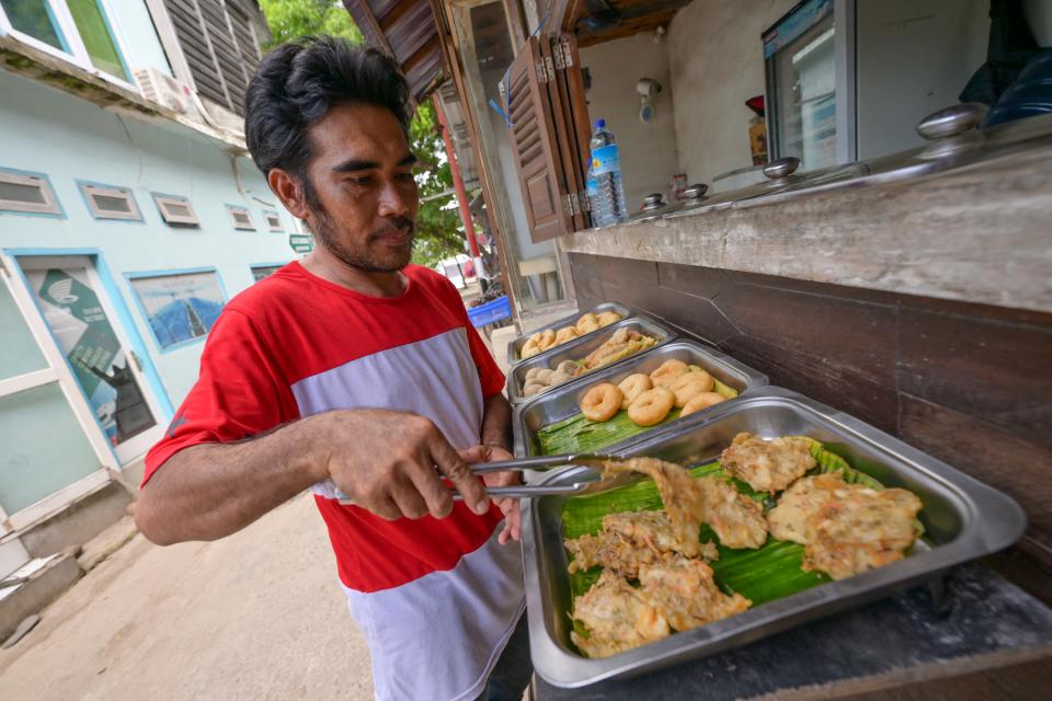 <p>“La vida es dura y dolorosa ahora. Vendo bocadillos fritos porque es algo que los lugareños pueden pagar. Lo que vendíamos antes los turistas lo compraban, pero ahora como pueden ver la isla está desierta”, dice el chef Ilhani a AFP, que antes preparaba comida japonesa cada noche a los turistas extranjeros. (Foto: Bay Ismoyo / AFP / Getty Images).</p> 