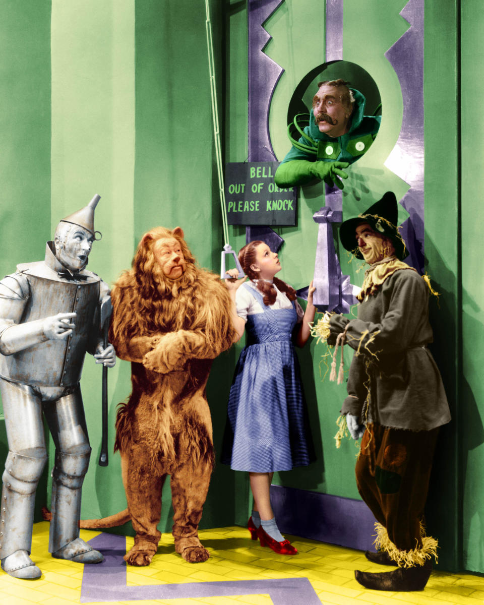 Jack Haley como El hombre de hojalata, Bert Lahr como el León cobarde, Judy Garland como Dorothy, Ray Bolger como el espantapájaros y Frank Morgan como el portero de Ciudad Esmeralda en "El Mago de Oz". Foto de archivo de 1939. (Getty Images)