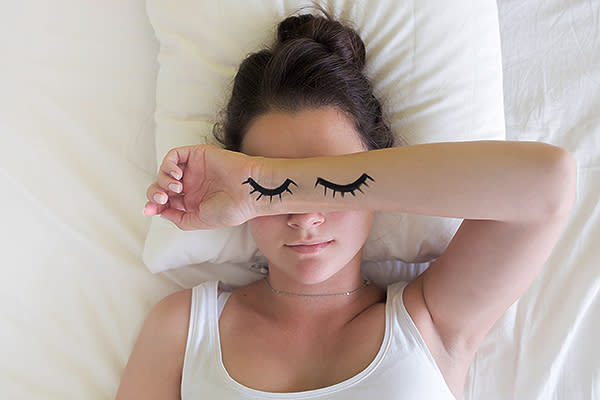 Cómo atas tu pelo al dormir podría dañarlo. Foto: Tatiana Dyuvbanova / Getty Images.