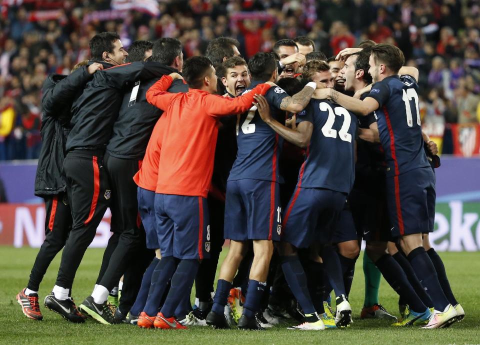 Football Soccer - Atletico Madrid v FC Barcelona - UEFA Champions League Quarter Final Second Leg - Vicente Calderon Stadium - 13/4/16 Atletico players celebrate at the end of the game Reuters / Sergio Perez Livepic EDITORIAL USE ONLY.