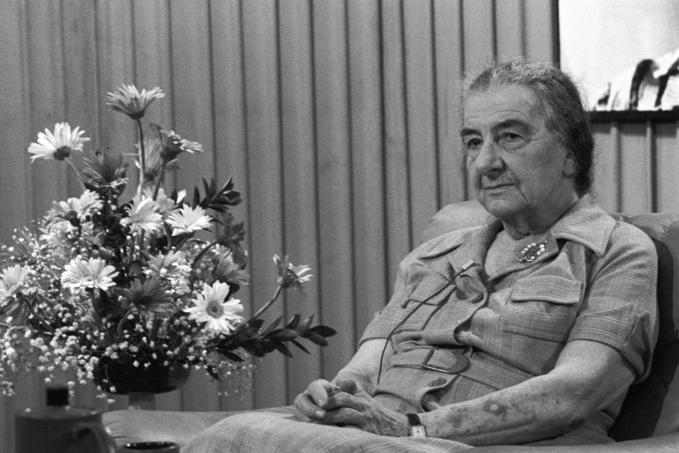 Golda Meir lors de l'enregistrement de l'émission des 'Dossiers de l'écran' à Jérusalem le 5 octobre 1976 (Photo by William KAREL/Gamma-Rapho via Getty Images)