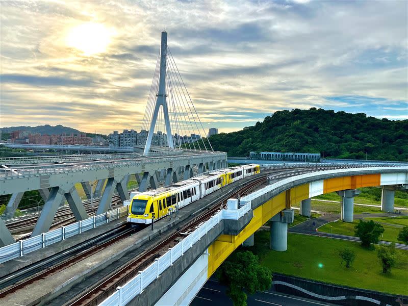 新北環狀線列車經過彩虹橋。（圖／新北市府提供）