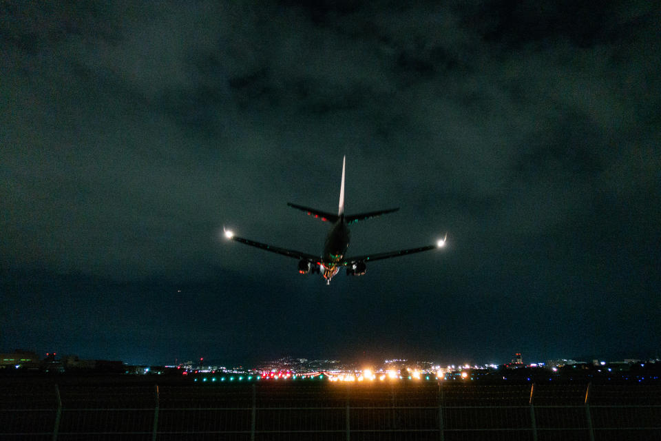 日航一架客機19日在大阪國際機場（伊丹機場）跑道等待起飛時，機長發現管制員搞錯並允許另一架日航客機降落在同跑道，及時通知管制員立即取消降落許可，避免客機相撞事故發生。圖為飛機夜間降落伊丹機場的資料照。（示意圖／Getty Images）