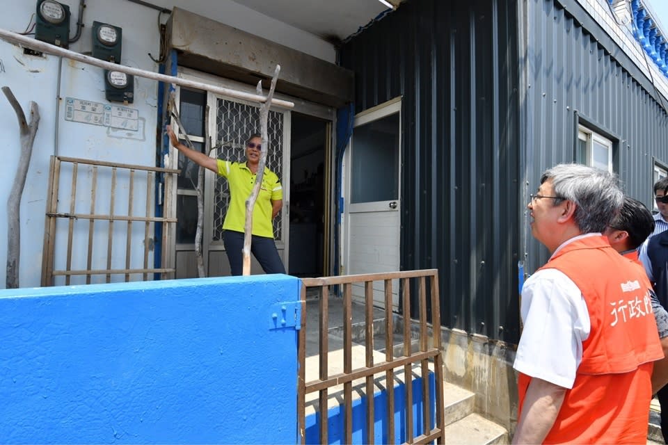 行政院長陳建仁視察蘭嶼小犬颱風後住宅修繕、拼板舟修護及電力(路燈、電纜)修復情形。