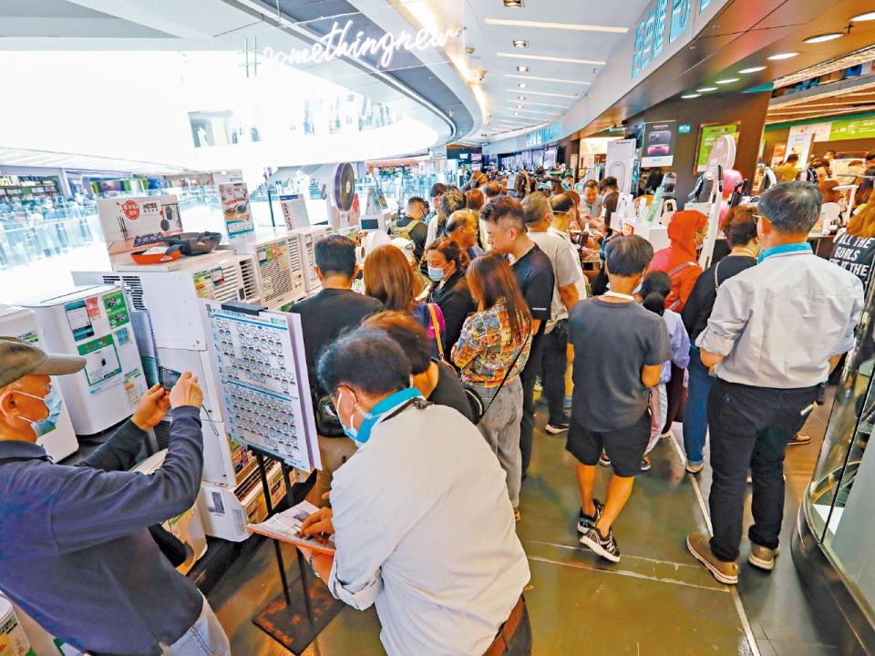 3,000 蚊消費券到手 市民嫌少 陳茂波料提振經濟0.6個百分點