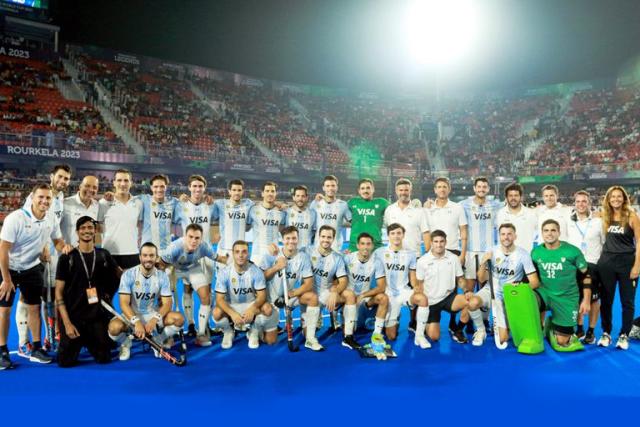 Los Leones, en su foto de familia del Mundial India 2023 en ocasión del último partido: ese 6-0 a Gales retribuyó el noveno puesto y fue el punto final de la gloriosa carrera de Lucas Vila en el seleccionado argentino de hockey sobre césped.