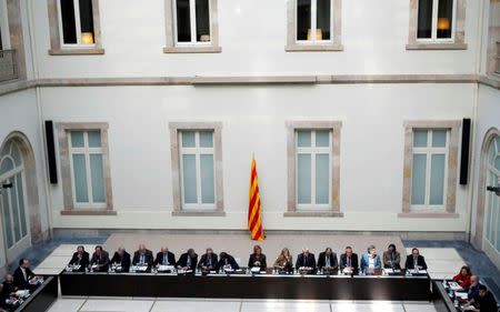 Catalonia's Regional President Artur Mas leads the meeting "Pacte Nacional pel Dret a Decidir" (National Pact For The Right To Decide) with politicians and representatives of social and economic organizations at the Catalan Parliament in Barcelona November 7, 2014. REUTERS/Albert Gea