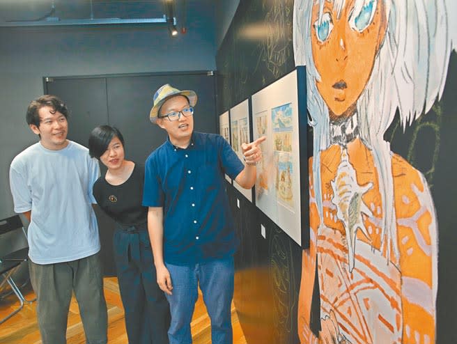 繪者葉長青（右起）與編劇李尚喬及導演林正庭合作，在新作「蜉蝣之島」中，結合南島文化與生態浩劫預言未來。（陳君瑋攝）