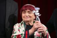 Agnès Varda (1928-2019) kann auf eine lange Karriere und entsprechend viele Auszeichnungen zurückblicken. So wurde die "Großmutter der Nouvelle Vague" zwei Jahre vor ihrem Tod mit einem Ehrenoscar ausgezeichnet. Der Goldjunge für die beste Regie aber blieb ihr verwehrt. Ein möglicher Kandidat: "Cleo - Mittwoch zwischen 5 und 7", Vardas Meisterwerk von 1961. (Bild: Getty Images/Thomas Niedermueller)