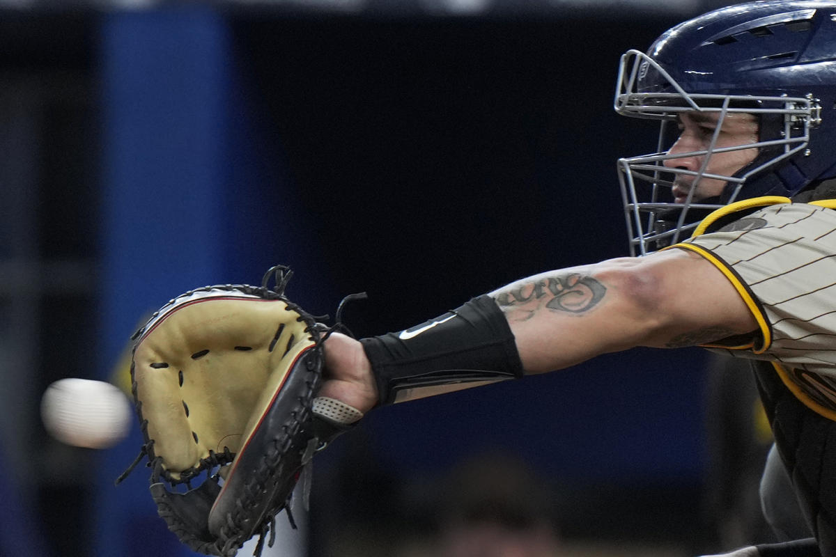 Padres claim catcher Gary Sanchez from Mets