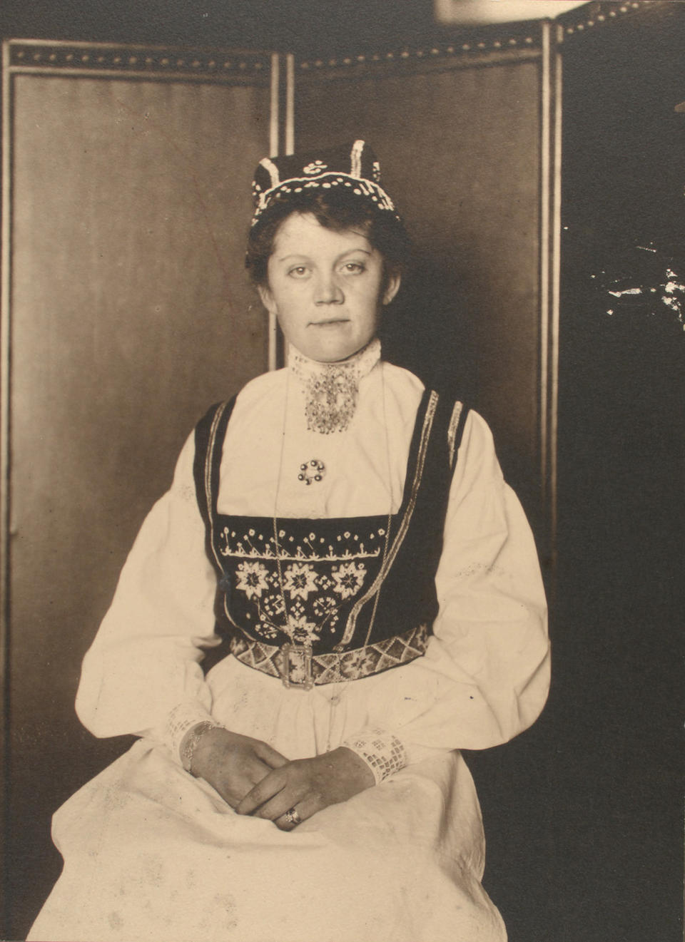 <p>Norwegian woman, c. 1906 – 1914. (Photograph by Augustus Sherman/New York Public Library) </p>