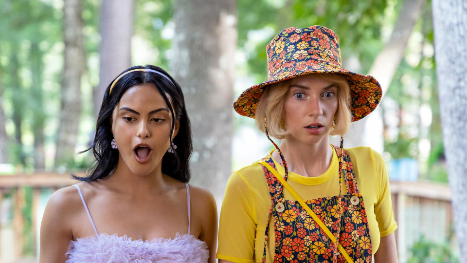 (L-R) Camila Mendes as Drea and Maya Hawke as Eleanor in Do Revenge.