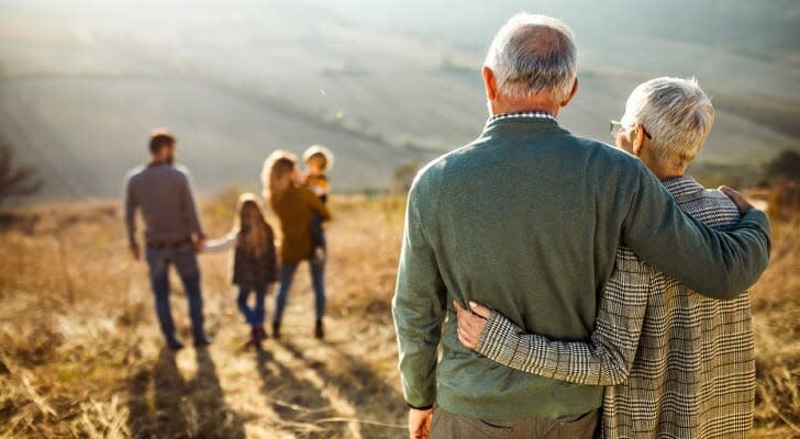 Una pareja de jubilados disfruta de una caminata con su familia. Un experto de Morningstar sostiene que las acciones son mucho más importantes en la jubilación que los bonos.