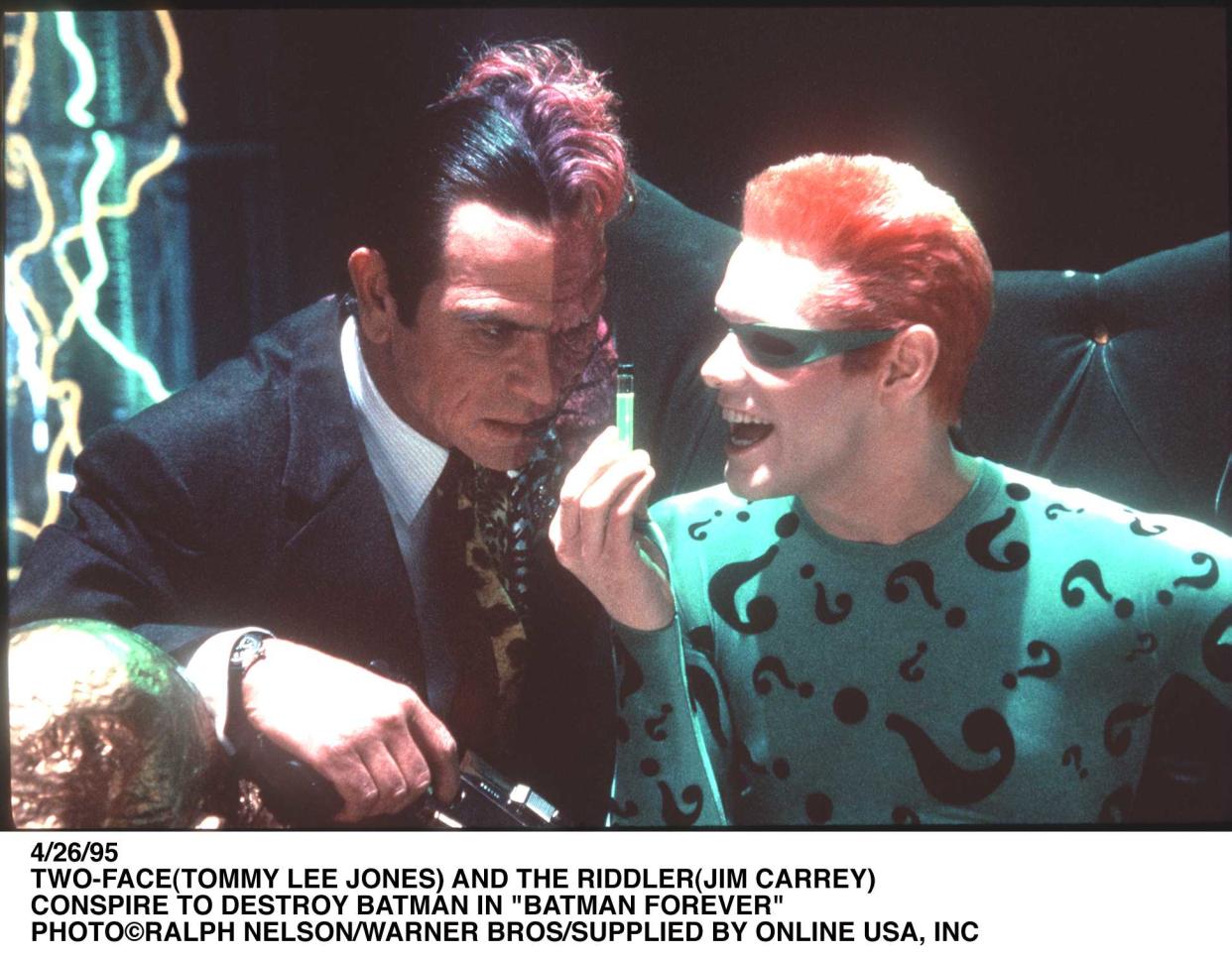 375980 01: 4/26/95 LOS ANGELS, CA TWO-FACE(TOMMY LEE JONES) AND THE RIDDLER(JIM CARREY) CONSPIRE TO DESTROY BATMAN IN 