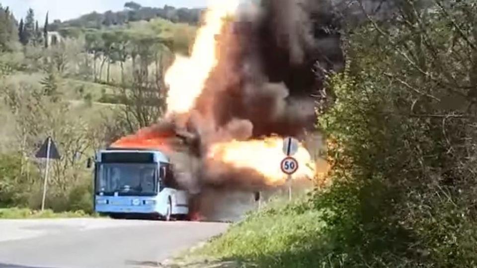 外國網友分享一輛瘋狂噴火的巴士。(圖片來源/ 翻攝自YT頻道Umbria On)