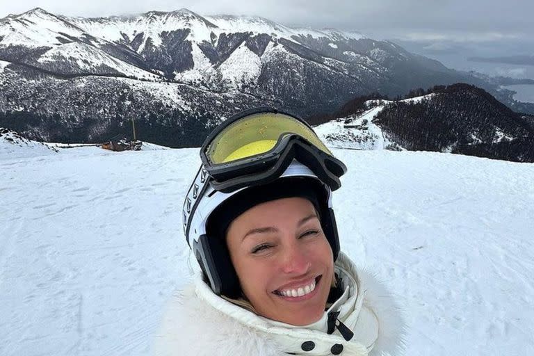 El look total white de Pampita mientras hace snowboard en Villa La Angostura