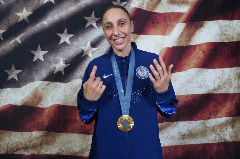 Diana Taurasi haciendo la seña de las 6 medallas de oro en su carrera; lo hizo de nuevo en los Juegos Olímpicos de París 2024