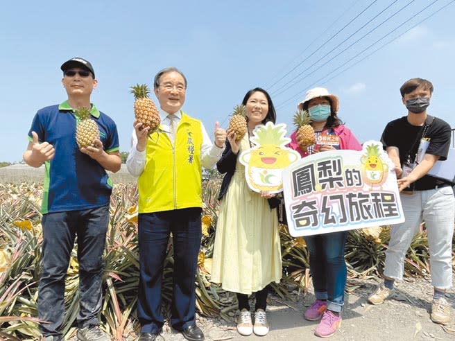 行政院農委會農糧署長胡忠一（左二）12日特地南下屏東內埔參訪鳳梨田。（洪浩軒攝）