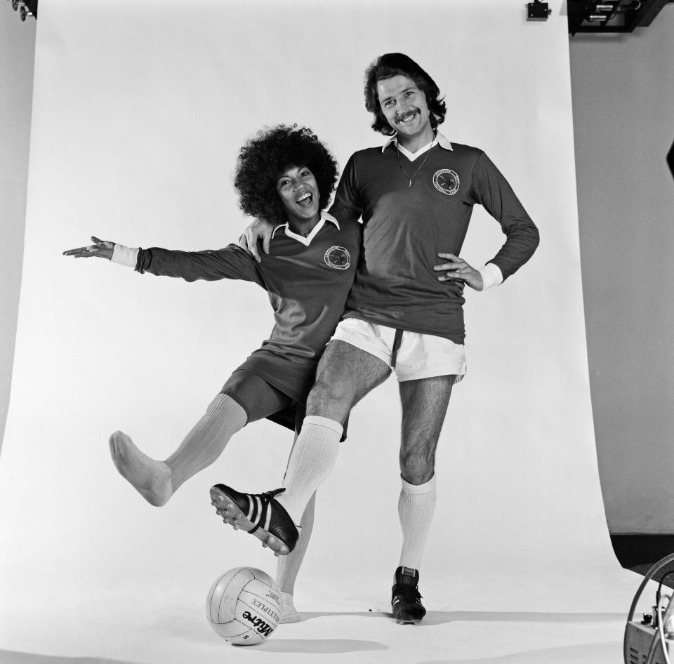 A photoshoot with the footballer Frank Worthington in 1974 - Doreen Spooner/Mirrorpix/Getty Images