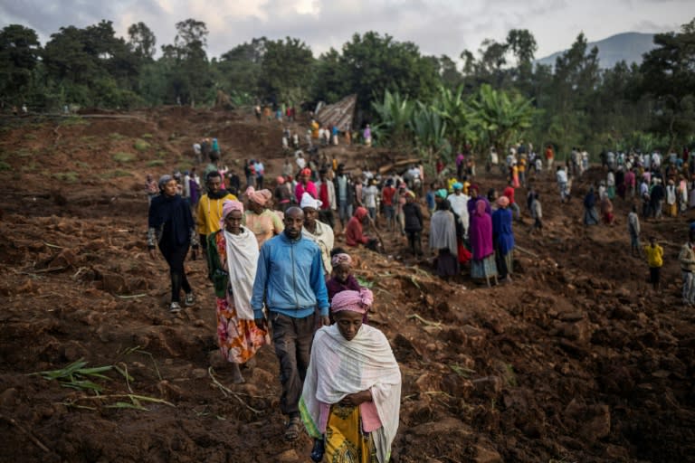 Decenas de habitantes y voluntarios abandonan el lugar del corrimiento de tierras al caer la noche tras excavar en el lodo en busca de supervivientes y cadáveres, el 24 de julio de 2024 en Gofa, al sur de Etiopía (Michele Spatari)