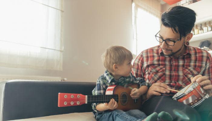 papá jugando con su hijo