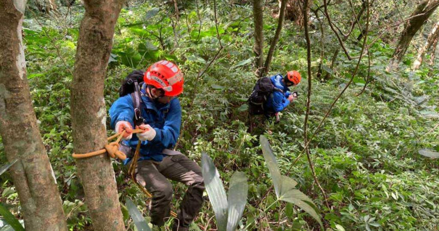 搜救人員經過7天搜索，下午在那羅山三角點下方樹林，尋獲錢男已無呼吸心跳。（圖／新竹縣消防局提供／中國時報羅浚濱新竹傳真）