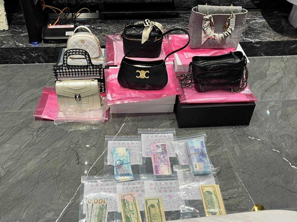 調查人員於詐騙集團處所查扣大量現金、外幣及名牌包。調查局提供