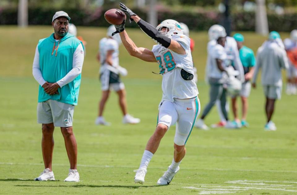 El tight end Mike Gesicki atrapa un pase amte la mirada del coach asistente Jon Embree durante la práctica del equipo en el Baptist Health Training Complex en Miami Gardens, el 22 de septiembre de 2022. Al Diaz/adiaz@miamiherald.com