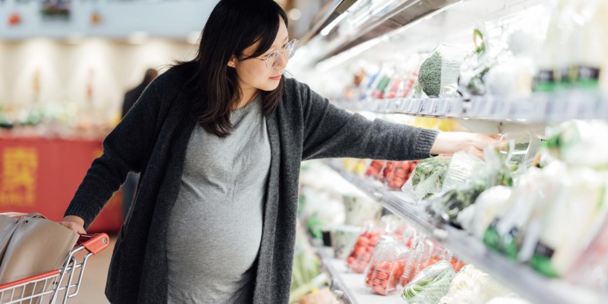 pregnant woman grocery shopping money-saving grocery tips for moms