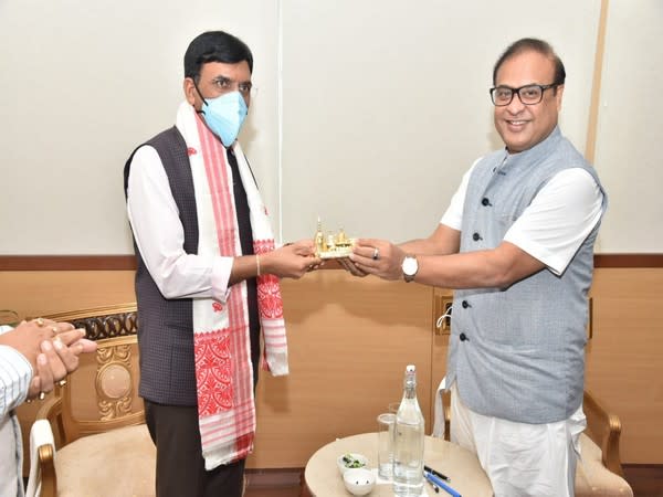 Union Health Minister Mansukh Mandaviya (left) with Assam CM Himanta Biswa Sarma (Photo/ANI)