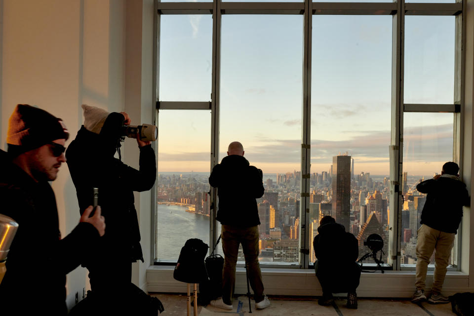 Un grupo de fotógrafos con una buena cantidad de seguidores en sus redes sociales, al amanecer en la Sutton Tower en Nueva York, el 29 de noviembre de 2022. (Gabby Jones/The New York Times).