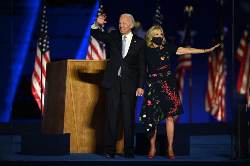 Jill Biden gemeinsam mit Ehemann Joe auf der Bühne. Foto: Getty