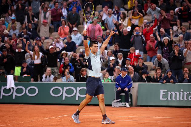 Carlos Alcaraz, celebrando su victoria contra Albert Ramos en Roland Garros. (Photo: Getty Images)