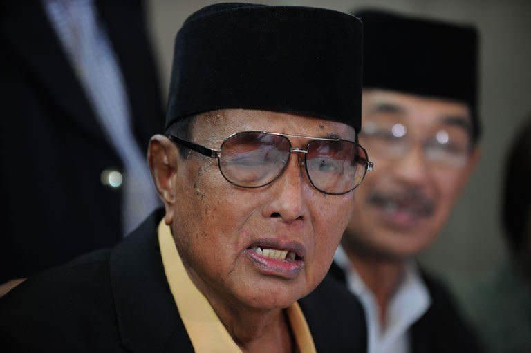 The self-proclaimed Sultan of Sulu Jamalul Kiram III announces he is ordering his followers in the Malaysian state of Sabah to declare a ceasefire at his home in Manila on March 7, 2013. Clashes between Filipino militants loyal to the sultan and security forces in Borneo have left 60 people dead up to Thursday evening, including 52 of the armed intruders, according to Malaysian police