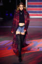 <p>Usa un atuendo de primavera-verano muy sexy, como un short y un <em>crop top</em>. Y completa tu look con una gabardina o abrigo ligero en<em> tartan</em>. Inspírate en esta propuesta de Tommy Hilfiger. <em>Foto: Ian Gavan/Getty Images for Tommy Hilfiger </em> </p>