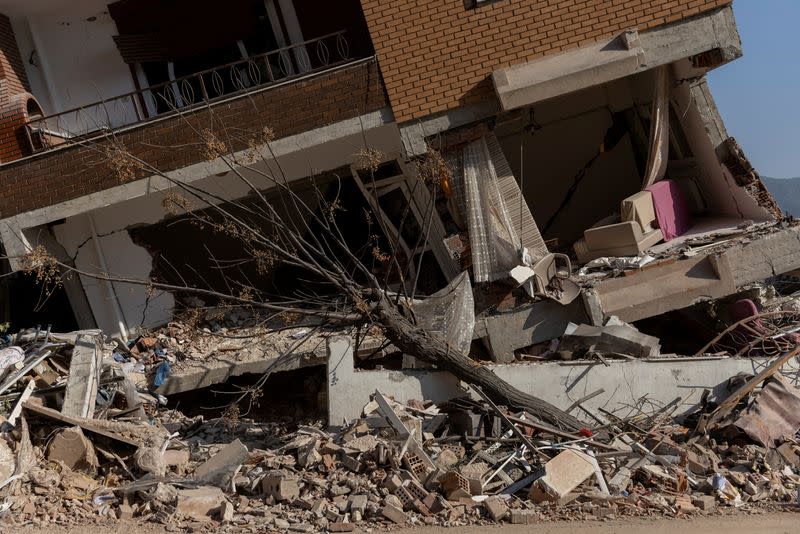 FILE PHOTO: Turkey quake survivors risk it all to retrieve belongings