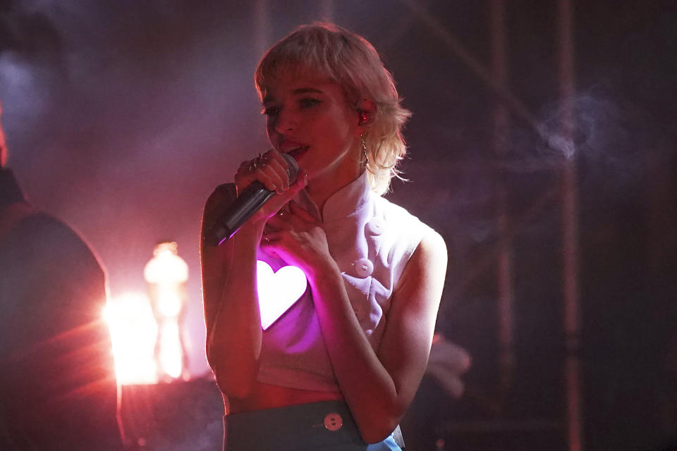 La agrupación francesa L'Impératrice durante su presentación en el festival Axe Ceremonia en el parque Bicentenario en la Ciudad de México el sábado 1 de abril de 2023. (Foto AP/Marco Ugarte)