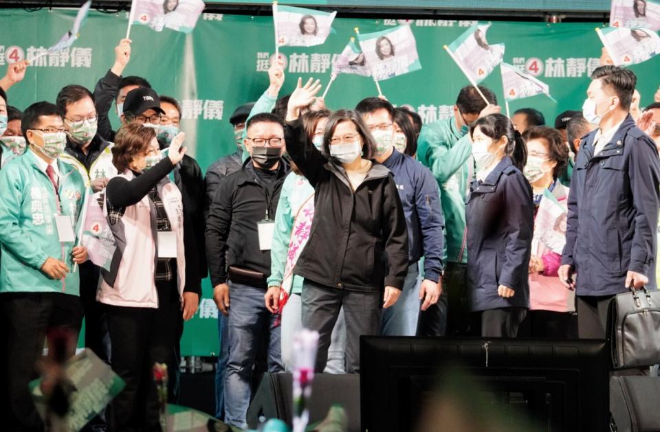 總統蔡英文出席台中第二選區立委補選「溫柔堅定挺靜儀」選前之夜，上萬民眾擠爆會場。（資料照片）   圖：張良一/攝