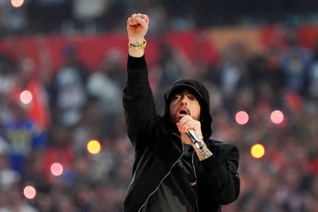 Super Bowl 2022: Eminem kneels during Pepsi halftime show despite being  denied by NFL 