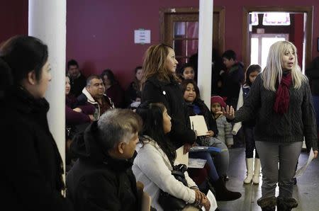 Pastor Emma Lozano (R) talks to migrants attending a workshop for legal advice held by the Familia Latina Unida and Centro Sin Fronteras at Lincoln United Methodist Church in south Chicago, Illinois, January 10, 2016. REUTERS/Joshua Lott