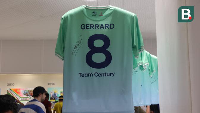 Jersey Team Century di FIFA Museum dengan nama Steven Gerrard. Mantan pemain Timnas Inggris itu menjadi satu di antara pesepak bola yang masuk dalam FIFA Team Century. (Bola.com/Ade Yusuf Satria)