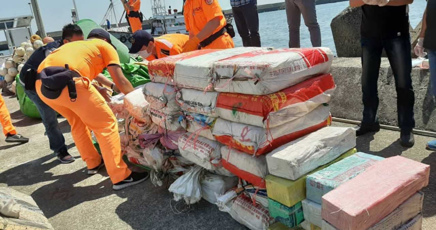 海巡署和屏東地檢署聯手破獲史上最大宗的東港籍漁船走私毒品案，毒品1公噸，市價百億元。（圖／海巡署提供）