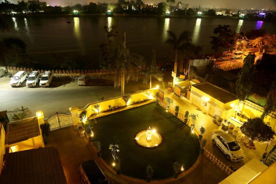 <p>Nighttime view of the lake and property.<br>(Airbnb) </p>