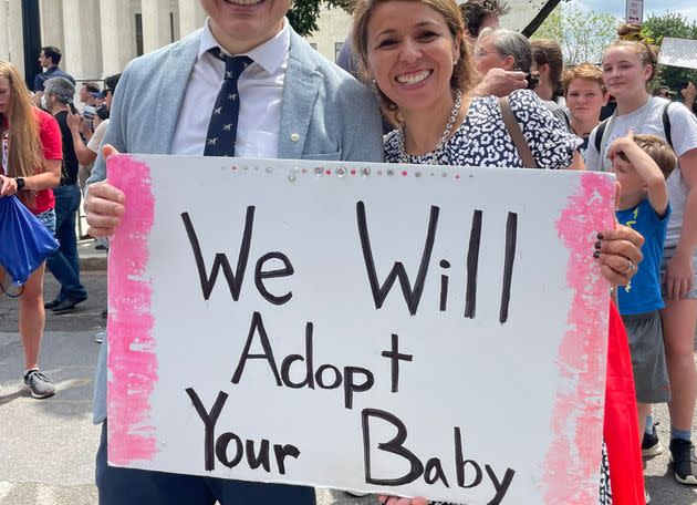 Tout sourire, ce couple propose une alternative qui révulse les défenseurs du droit à l'avortement. (Photo: @NoelleFitchett Twitter)