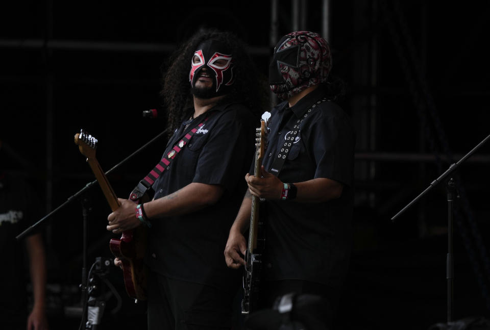 Miembros de Lost Acapulco durante su presentación en el festival Vive Latino en la Ciudad de México el domingo 19 de marzo de 2023. (Foto AP/Fernando Llano)